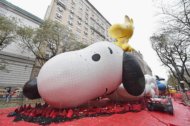 Snoopy and Woodstock get ready for last year's parade